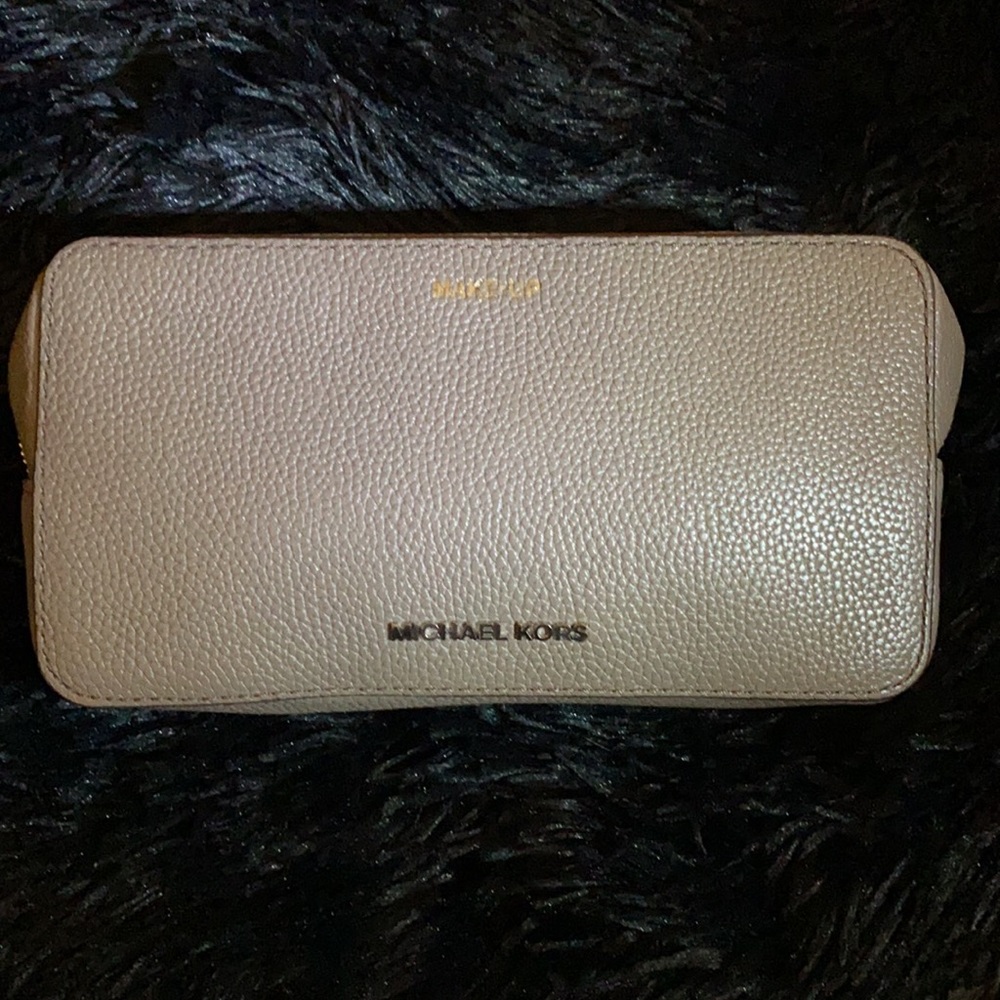 Beautiful Micheal Kors Gray Make-Up Bag